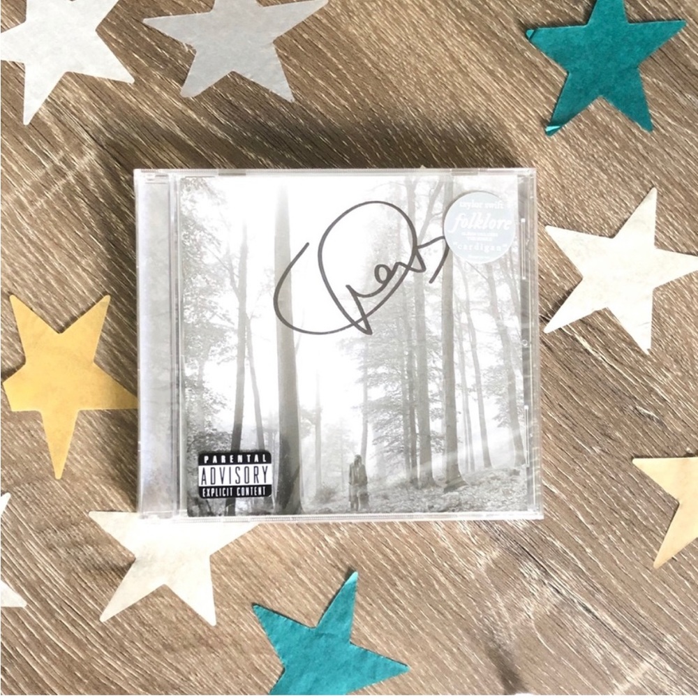 COPY - TAYLOR SWIFT FOLKLORE SIGNED CD. BRAND NEW. NOT OPENED.